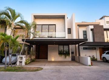 Casa en venta ubicada en Marina Vallarta, Esta propiedad cuenta con 5 habitacion · Casa en Venta en Marina Vallarta - Residencial Yubarta