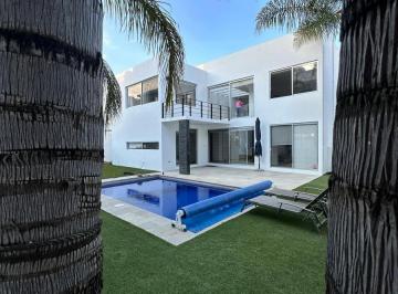 Casa de 3 habitaciones, Querétaro · Renta de Casa de 3 Recámaras y Alberca en Doble Terreno - Puede Ser Amueblada