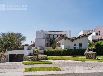 Casa · 1099m² · 4 Recámaras · 6 Estacionamientos · Residencia en Venta Estilo Artigas con Hermosa Vista Al Campo de Golf