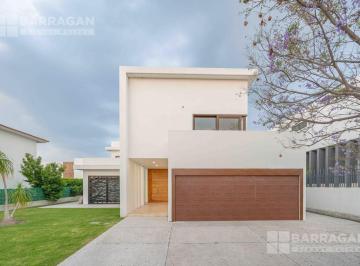 Casa · 750m² · 5 Recámaras · 4 Estacionamientos · Casa en Venta en El Campanario, con 5 Amplias Recámaras y Sótano