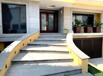 Casa · 413m² · 4 Recámaras · 4 Estacionamientos · Casa en Colinas del Bosque con Doble Seguridad en Venta