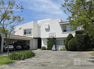 Casa · 750m² · 4 Recámaras · 3 Estacionamientos · Casa Estilo Americano Contemporáneo en Venta en El Campanario