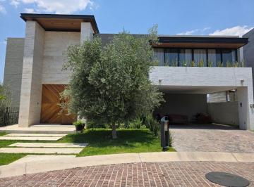 Casa · 461m² · 4 Recámaras · 3 Estacionamientos · Casa en Venta en El Molino Residencial León Gto Zona Norte