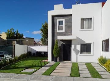 Casa de 3 habitaciones, Pachuca · Casa en Esquina: Gran Jardín, Máxima Iluminación y Ubicación Privilegiada.