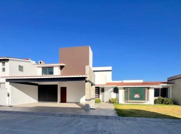 Casa · 298m² · 3 Recámaras · 3 Estacionamientos · Hacienda San Antonio - Metepec