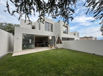 Casa · 175m² · 3 Recámaras · 2 Estacionamientos · Descubre Una Residencia Exclusiva en La Martinika Residencial