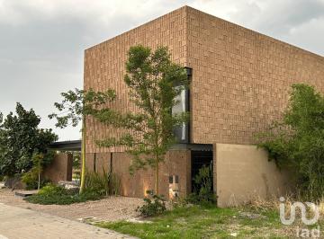 Casa · 285m² · 3 Recámaras · 3 Estacionamientos · Casa en Venta en La Espiga, Queretaro