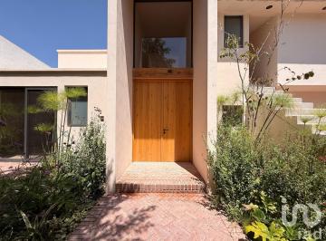 Casa · 333m² · 3 Recámaras · 2 Estacionamientos · Casa en Venta en Jurica, Queretaro