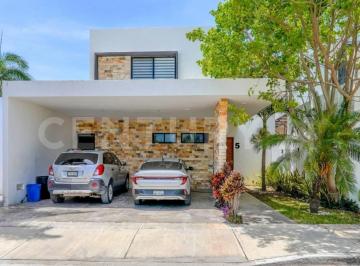 Casa en condominio · 267m² · 3 Recámaras · 2 Estacionamientos · Casa en Renta con Paneles Solares en Cholul