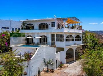 Casa · 548m² · 3 Recámaras · 2 Estacionamientos · Lujosa Villa con Vistas Espectaculares Al Mar y Las Montañas - 3 Recamaras
