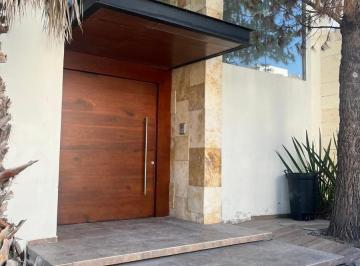 Casa · 345m² · 3 Recámaras · 4 Estacionamientos · Casa en Venta en Club de Golf La Loma