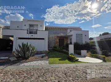 Casa · 660m² · 4 Recámaras · 4 Estacionamientos · Casa en Renta en El Campanario Ubicada Frente a Área Verde, con Opción a Rentarse Amueblada