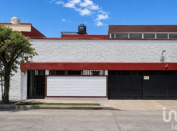 Casa · 325m² · 4 Recámaras · 2 Estacionamientos · Casa en Venta en Letrán Valle
