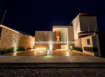 7538813d3ad124eca5ef8add91daf2fd952adb16fda0c8cde5bff12253881095 · Casa en Venta en Tequisquiapan en Residencial Haciendas. Simona