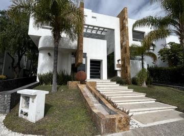Casa · 850m² · 4 Recámaras · 8 Estacionamientos · Casa en Renta en Jurica Dentro del Regency Club Queretaro