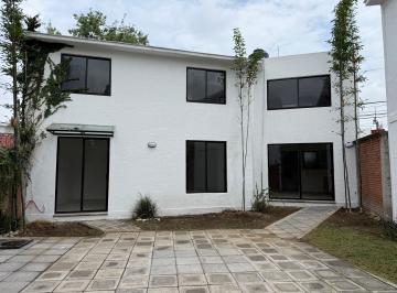 excelente casa de dos niveles, en privada, con jardín y portón eléctrico cochera · Casa en Renta en Camino Real a Momoxpan