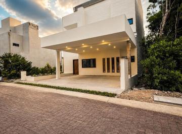 Casa · 311m² · 5 Recámaras · 2 Estacionamientos · Casa en Fraccionamiento Vía Cumbres