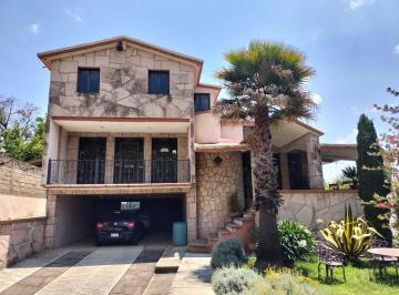 Casa · 542m² · 4 Recámaras · 8 Estacionamientos · Hermosa Propiedad en Santa Ana Jilotzingo