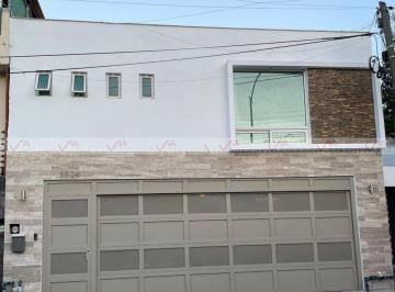 Casa · 221m² · 3 Recámaras · 2 Estacionamientos · Casa en Venta en Rincón de La Primavera