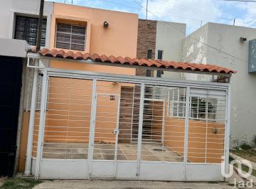 Casa · 82m² · 2 Recámaras · 2 Estacionamientos · Casa en Venta El Cerrito Tonalá!