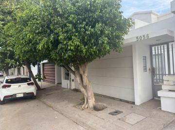 Casa de 4 habitaciones, Culiacán · Casa en Ventra en Urbi Villa del Cedros, de 4 Recamaras (1 en Planta Baja) Equipada