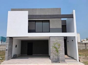 Casa · 217m² · 3 Recámaras · 2 Estacionamientos · Venta de Casa en Fraccionamiento Lomas de La Rioja con Recamara en Planta Baja