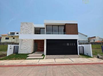 Casa · 332m² · 3 Recámaras · 2 Estacionamientos · Venta de Casa en Las Olas Residencial a Unos Pasos de La Playa