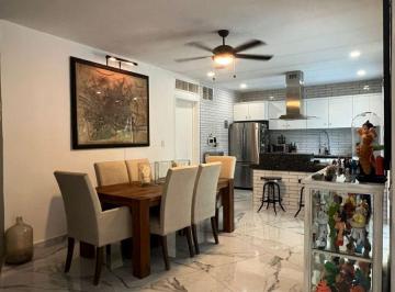 Casa en condominio de 3 habitaciones, Solidaridad · Moderna Casa en Privada con Hermoso Jardín Privado y Paneles Solares, Playacar