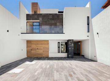 Casa de 3 habitaciones, Coyoacán · Casa con Jardín Privado y Arquitectura Llena de Luz en del Carmen Coyoacán