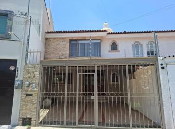 Casa · 254m² · 3 Recámaras · 2 Estacionamientos · Casa en Garibaldi No. 2833