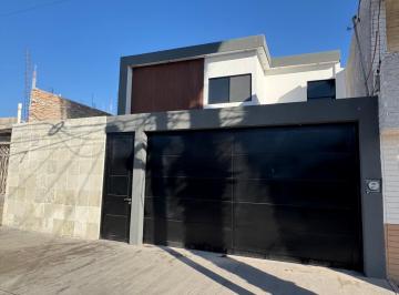 Casa · 210m² · 4 Recámaras · 2 Estacionamientos · Casa en Venta en El Centro de Gómez Palacio, Durango.