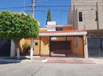Casa · 250m² · 3 Recámaras · 2 Estacionamientos · Casa en Renta en La Calma, Zapopan, Jal.