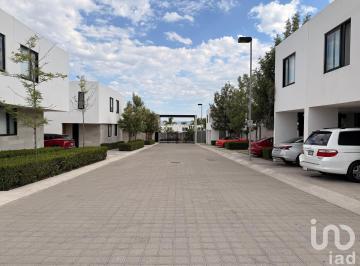 Casa · 160m² · 4 Recámaras · 2 Estacionamientos · Casa en Venta en Fraccionamiento El Milagro, El Refugio Queretaro.