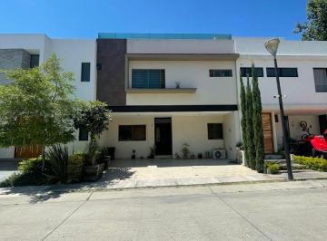 Casa de 4 habitaciones, Zapopan · Casa de 130 m² con 3 Rec + Estudio en Venta en Solares