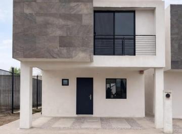 Casa · 174m² · 3 Recámaras · 2 Estacionamientos · Casa en Cerrada con Amenidades en Av Principal