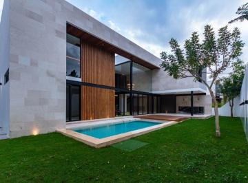 Casa · 585m² · 4 Recámaras · 7 Estacionamientos · Casa en Venta en Yucatán Country Club