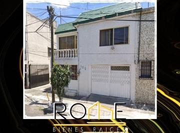 Casa de 3 habitaciones, Azcapotzalco · Casa en Santa Maria de Recuperacion Bancaria, Muy Cerca de Parque Revolucion!