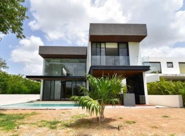 Casa · 610m² · 4 Recámaras · 3 Estacionamientos · Casa en Venta en Mérida con Vista Al Lago en Yucatán Country Club