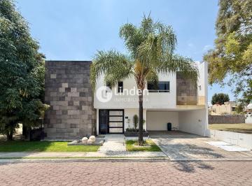 Casa · 550m² · 4 Recámaras · 4 Estacionamientos · Casa en Venta en Fraccionamiento El Campanario, Zona Santiago Momoxpan, San Andrés Cholula