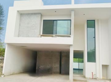 Casa · 237m² · 4 Recámaras · 2 Estacionamientos · Casa con Alberca en Venta en Jiutepec Morelos