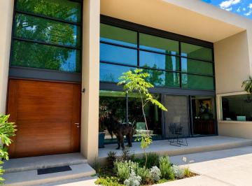 Fachada · Casa en Venta en Jurica con Alberca