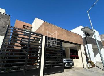 Casa · 144m² · 4 Recámaras · 2 Estacionamientos · 0311 - Casa en Venta en Cerrada Cumbre Navarra, Monterrey Nl.