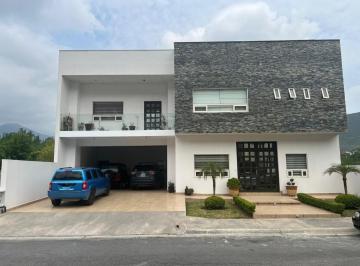 Casa · 920m² · 6 Recámaras · 3 Estacionamientos · Casa en Venta en Camino a Al Diente Priv. Flor de Piedra