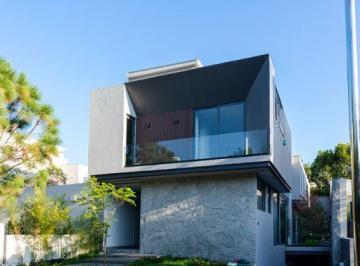Casa en condominio · 1000m² · 4 Recámaras · 12 Estacionamientos · Casa en Venta en Vallarta Universidad, Coto El Alcazar, Zapopan.