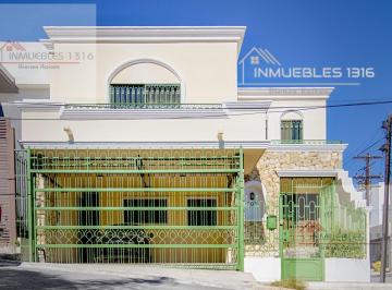 Casa · 256m² · 3 Recámaras · 2 Estacionamientos · Casa en Venta en Colinas de Cumbres con Elevador en Esquina a Una Cuadra de Av Leones