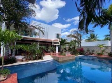 Casa · 795m² · 3 Recámaras · 2 Estacionamientos · Venta de Casa en Villa Magna