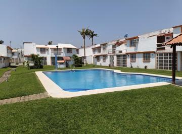 Casa · 78m² · 3 Recámaras · 1 Estacionamiento · Casa Grande con Alberca en Venta en Joyas del Marquez $1,100,000 Pesos