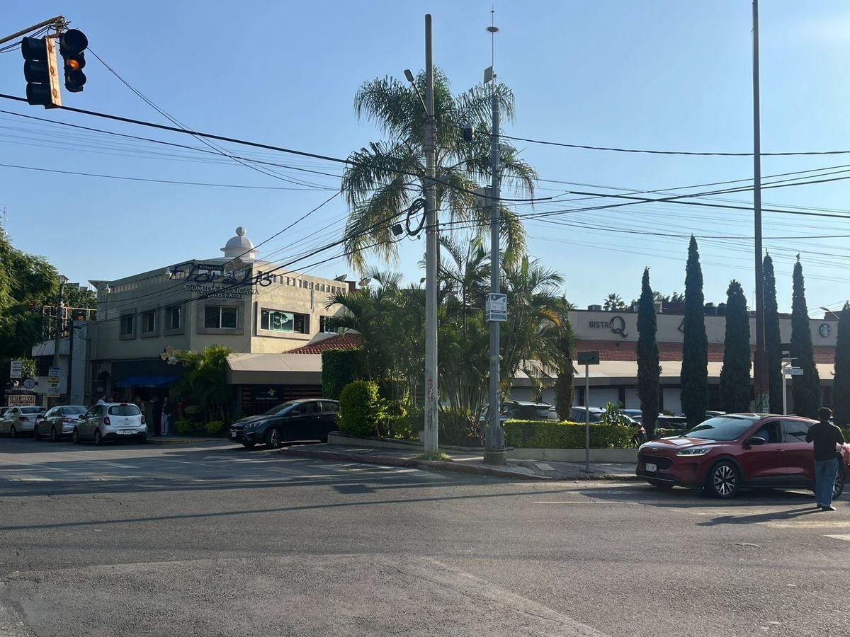 Plaza with 5 Stores in an Excellent Area with Strong Income Potential