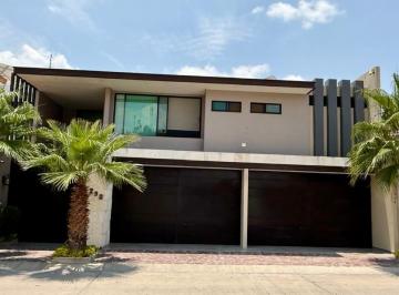 Casa · 580m² · 3 Recámaras · 4 Estacionamientos · Casa - Bosques del Refugio