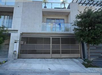 Casa · 290m² · Fraccionamiento Cumbre Altta | Frente a Parque | $5,200,000
